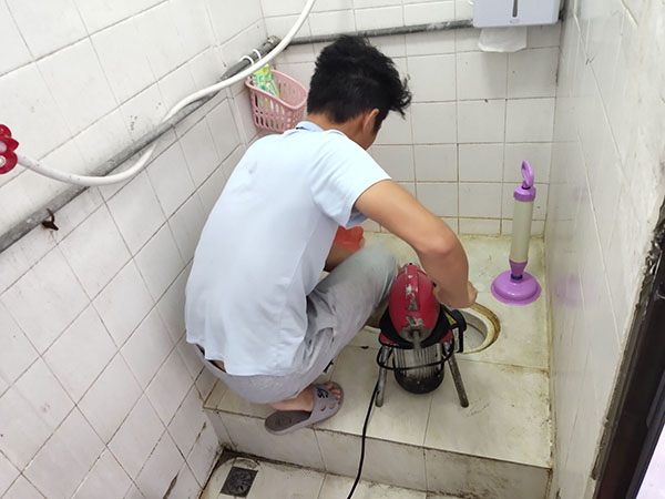 东区管道堵塞冒臭气 专业师傅现场解决问题