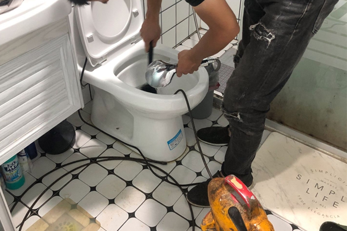 东区马桶堵塞自己疏通还是找师傅？专业上门服务让你省时更省心